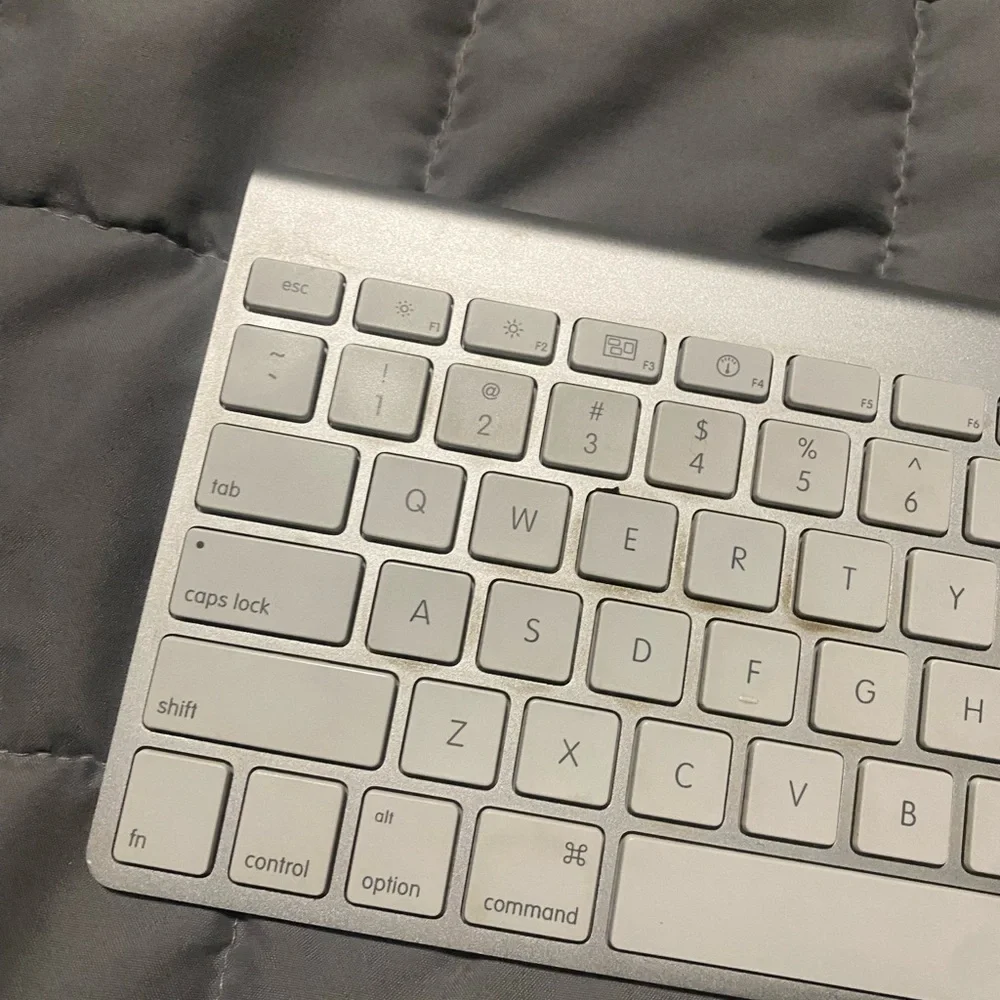 GENUINE Apple Wireless Bluetooth Keyboard A1314 Mac in Silver